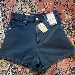 Levi's high-waisted mom shorts in black, size 26